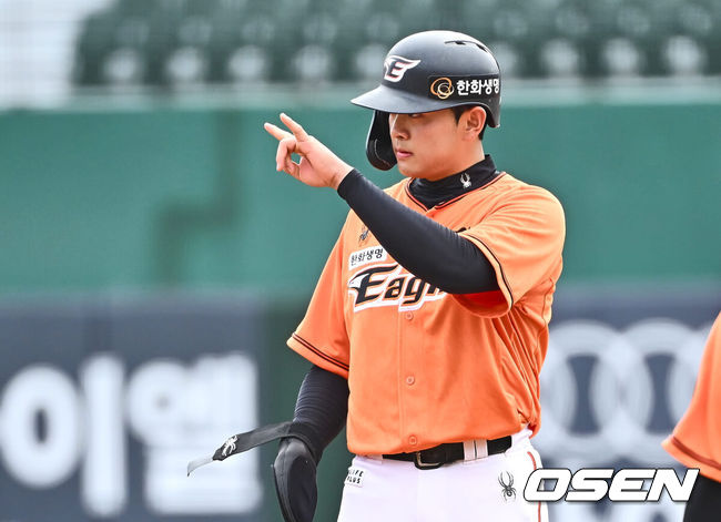 [OSEN=부산, 이석우 기자] 17일 부산 사직구장에서 2024 신한 SOL 뱅크 KBO 리그 롯데 자이언츠와 한화 이글스의 시범경기가 열렸다. 한화 이글스 임종찬이 1회초 1사 1,3루 1타점 적시타를 치고 세리머니를 하고 있다. 2024.03.17 / foto0307@osen.co.kr