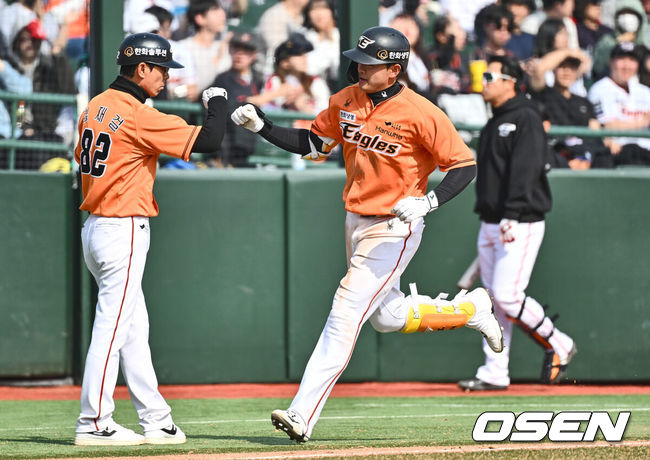 [OSEN=부산, 이석우 기자] 16일 부산 사직구장에서 2024 신한 SOL 뱅크 KBO 리그 롯데 자이언츠와 한화 이글스의 경기가 열렸다. 한화 이글스 임종찬이 7회초 무사 우월 솔로 홈런을 치고 하이파이브를 하고 있다. 2024.03.16 / foto0307@osen.co.kr