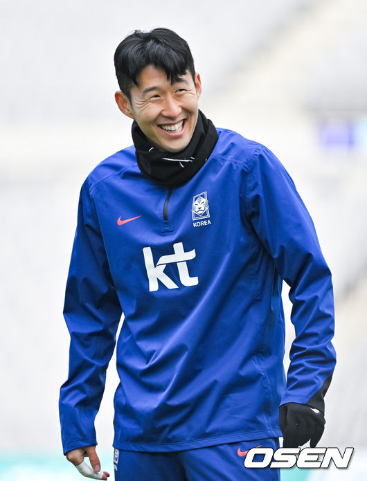 [OSEN=서울월드컵경기장, 박준형 기자] 20일 서울 마포구 서울월드컵경기장에서 2026 FIFA 북중미 월드컵 2차 예선 한국-태국 경기 공식훈련이 진행됐다. 손흥민이 훈련 중 미소 짓고 있다. . 2024.03.20 / soul1014@osen.co.kr