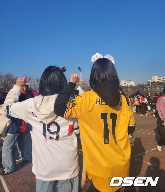 [OSEN=서울월드컵경기장, 고성환 기자] 태국전을 보러 온 은서 씨와 현서 씨.