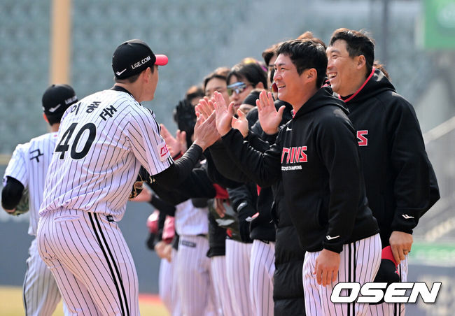 [OSEN=잠실, 지형준 기자] 주장 오지환을 비롯해 LG 선수들이 승리 하이파이브를 하고 있다. 2024.03.19 /jpnews@osen.co.kr