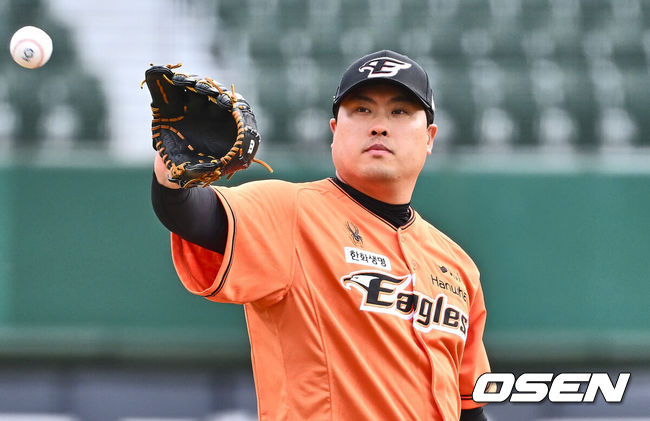 [OSEN=부산, 이석우 기자] 17일 부산 사직구장에서 2024 신한 SOL 뱅크 KBO 리그 롯데 자이언츠와 한화 이글스의 시범경기가 열렸다. 한화 이글스 류현진이 선발 출전해 공을 받고 있다. 2024.03.17 / foto0307@osen.co.kr