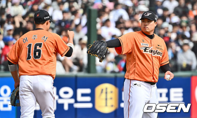 [OSEN=부산, 이석우 기자] 17일 부산 사직구장에서 2024 신한 SOL 뱅크 KBO 리그 롯데 자이언츠와 한화 이글스의 시범경기가 열렸다. 한화 이글스 류현진이 4회말 1사 1루 롯데 자이언츠 이주찬의 3루 땅볼을 잡아 어렵게 아웃시킨 하주석과 하이파이브를 하고 있다. 2024.03.17 / foto0307@osen.co.kr