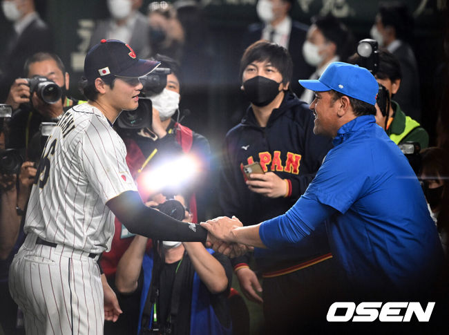 [OSEN=도쿄, 손용호 기자] 16일 도쿄 도쿄돔에서 2023 WBC(월드베이스볼클래식) 8강전 일본과 이탈리아의 경기가 벌어져 오타니를 선발로 내세운 일본이 9-3으로 승리했다.4강에 진출한 일본 오타니가 피아자 감독에게 인사를 하고 있다.2023.03.16/spjj@osen.co.kr