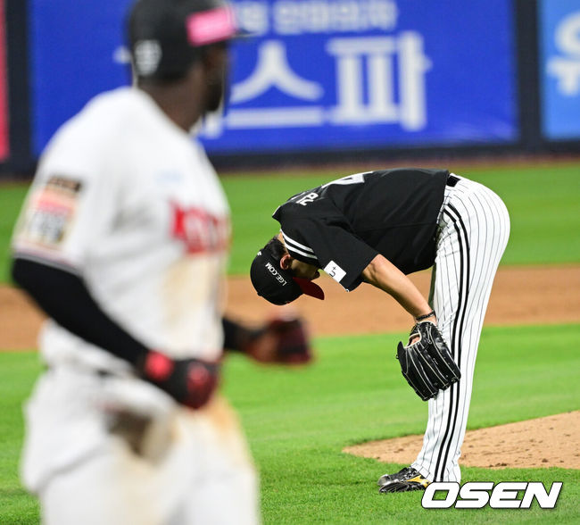 [OSEN=수원, 최규한 기자] 10일 오후 수원 KT위즈파크에서 ‘2023 신한은행 SOL KBO 포스트시즌 한국시리즈’ 3차전 KT 위즈와 LG 트윈스의 경기가 열렸다. 4회초 2사 만루 상황 KT 김상수를 외야 뜬공으로 이끌며 실점없이 이닝을 막아낸 LG 투수 김진성이 더그아웃으로 향하며 숨을 고르고 있다. 2023.11.10 / dreamer@osen.co.kr