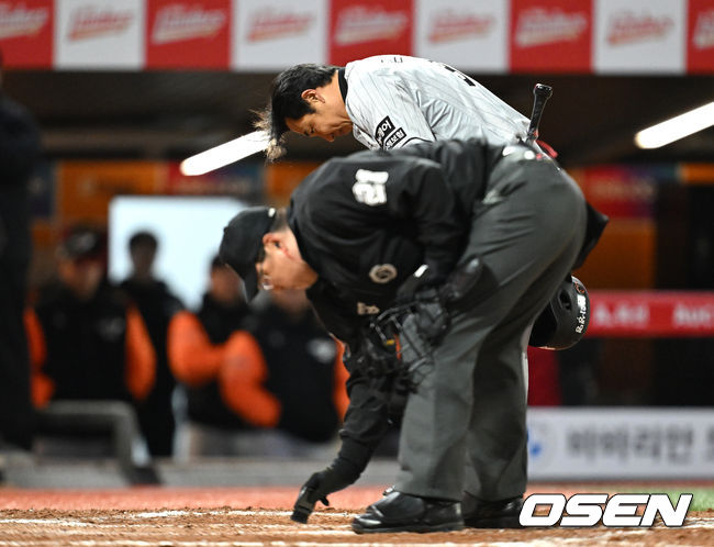 친정 팬들에게 인사할 시간을 주기 위해 홈 플레이트 정리하는 이계성 주심