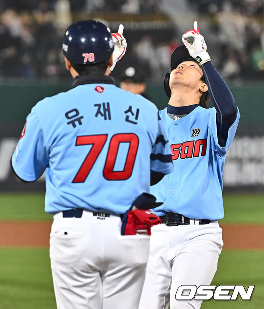 [OSEN=부산, 이석우 기자] 29일 부산 사직구장에서 2024 신한 SOL 뱅크 KBO 리그 롯데 자이언츠와 NC 다이노스의 경기가 열렸다. 롯데 자이언츠 최항이 6회말 2사 1,2루 역전 1타점 좌중간 안타를 치고 세리머니를 하고 있다. 2024.03.29 / foto0307@osen.co.kr