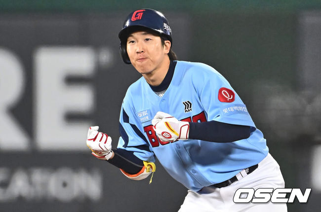 [OSEN=부산, 이석우 기자] 29일 부산 사직구장에서 2024 신한 SOL 뱅크 KBO 리그 롯데 자이언츠와 NC 다이노스의 경기가 열렸다. 롯데 자이언츠 최항이 5회말 무사 좌중간 2루타를 치고 세리머니를 하고 있다. 2024.03.29 / foto0307@osen.co.kr