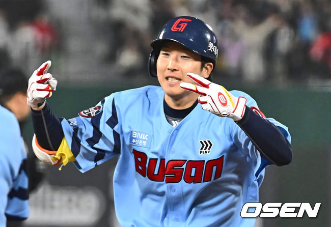 [OSEN=부산, 이석우 기자] 29일 부산 사직구장에서 2024 신한 SOL 뱅크 KBO 리그 롯데 자이언츠와 NC 다이노스의 경기가 열렸다. 롯데 자이언츠 최항이 6회말 2사 1,2루 역전 1타점 좌중간 안타를 치고 세리머니를 하고 있다. 2024.03.29 / foto0307@osen.co.kr