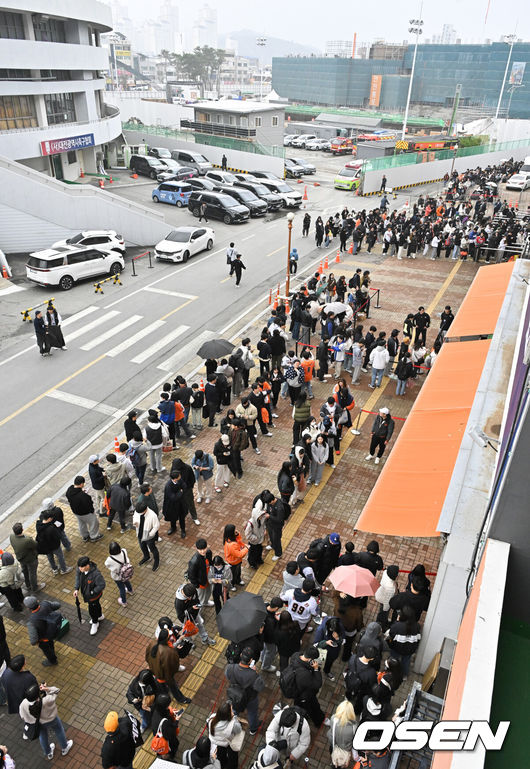 [OSEN=대전, 박준형 기자] 29일 오후 대전한화생명이글스파크에서 ‘2024 신한 SOL BANK KBO리그’ 한화 이글스와 KT 위즈의 경기가 진행됐다.대전 개막전을 앞두고 한화 팬들이 매표소 앞에서 줄서서 대기하고 있다.  2024.03.29 / soul1014@osen.co.kr