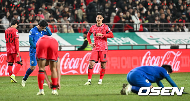 [OSEN=서울월드컵경기장, 박준형 기자] 황선홍 임시 감독이 지휘하는 대한민국 축구대표팀이 21일 서울월드컵경기장에서 진행된 태국과의 2026 국제축구연맹(FIFA) 북중미 월드컵 아시아 2차 예선 C조 3차전에서 1-1 무승부를 기록했다.이로써 한국은 3경기서 승점 7(2승 1무)를 획득하면서 조 1위를 유지했으나 약체인 태국과 홈 경기에서 무승부에 그치면서 아쉬움을 남겼다. 경기종료 후 백승호가 무승부에 아쉬워하고 있다. 2024.03.21 / soul1014@osen.co.kr