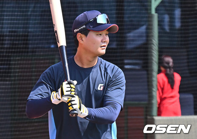 [OSEN=부산, 이석우 기자] 31일 부산 사직구장에서 2024 신한 SOL 뱅크 KBO 리그 롯데 자이언츠와 NC 다이노스의 경기가 열렸다. LG 트윈스에서 롯데 자이언츠로 트레이드된 손호영이 훈련을 하고 있다. 2024.03.31 / foto0307@osen.co.kr