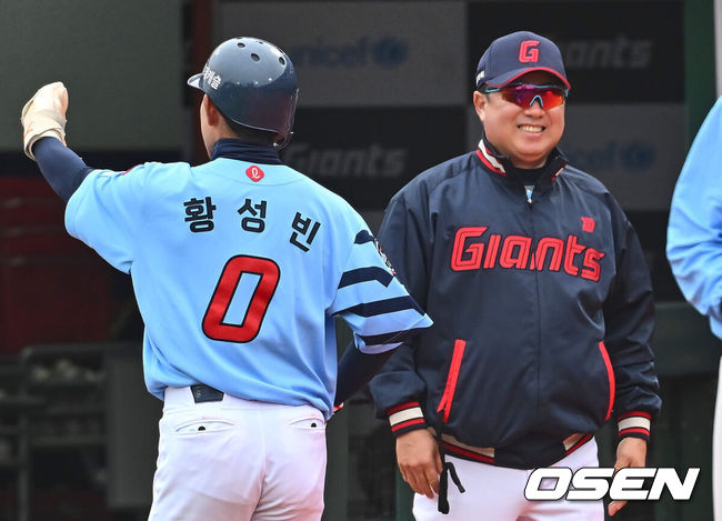 [OSEN=부산, 이석우 기자] 31일 부산 사직구장에서 2024 신한 SOL 뱅크 KBO 리그 롯데 자이언츠와 NC 다이노스의 경기가 열렸다. 롯데 자이언츠 김태형 감독이 7회말 무사 1, 2루 윤동희의 우익수 오른쪽 가르는 1타점 적시타에 활짝 웃고 있다. 2024.03.31 / foto0307@osen.co.kr