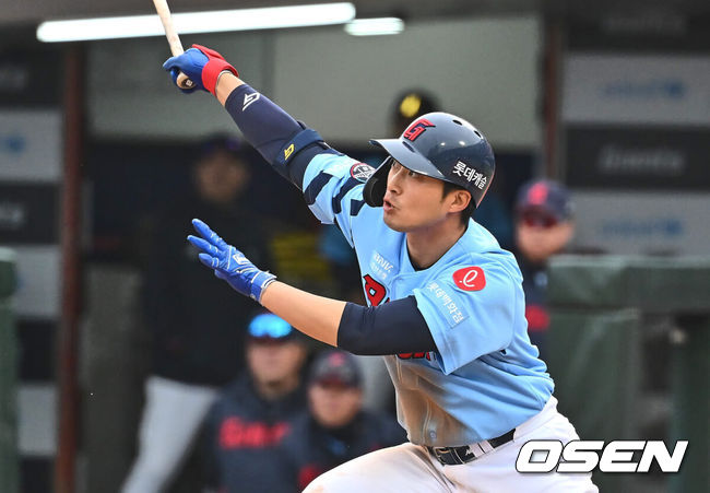 [OSEN=부산, 이석우 기자] 31일 부산 사직구장에서 2024 신한 SOL 뱅크 KBO 리그 롯데 자이언츠와 NC 다이노스의 경기가 열렸다. 롯데 자이언츠 이학주가 8회말 1사 1루 ㅜ중간 안타를 치고 있다. 2024.03.31 / foto0307@osen.co.kr