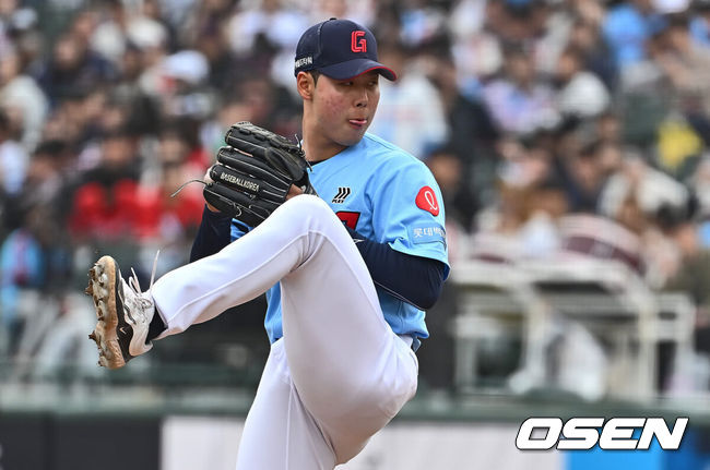 [OSEN=부산, 이석우 기자] 31일 부산 사직구장에서 2024 신한 SOL 뱅크 KBO 리그 롯데 자이언츠와 NC 다이노스의 경기가 열렸다. 롯데 자이언츠 전민르가 역투하고 있다. 2024.03.31 / foto0307@osen.co.kr