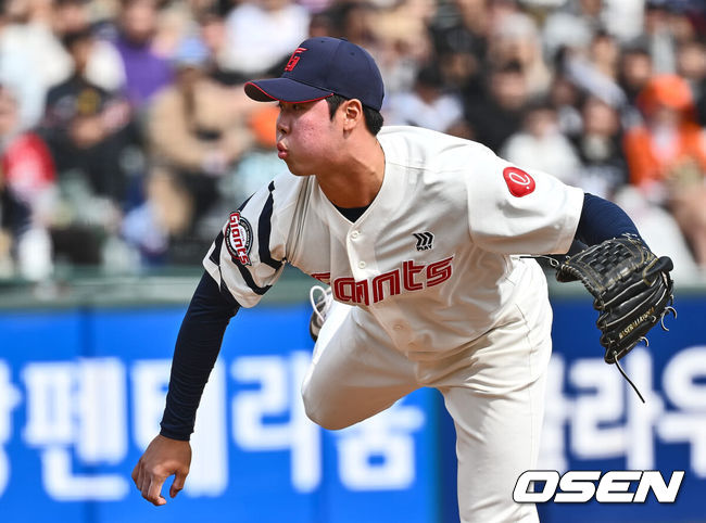 [OSEN=부산, 이석우 기자] 17일 부산 사직구장에서 2024 신한 SOL 뱅크 KBO 리그 롯데 자이언츠와 한화 이글스의 시범경기가 열렸다. 롯데 자이언츠 전미르가 역투하고 있다. 2024.03.17 / foto0307@osen.co.kr