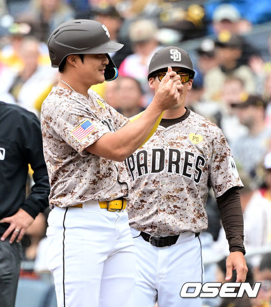 [OSEN=펫코파크(샌디에이고 미국 캘리포니아주), 지형준 기자] 샌디에이고 파드리스 김하성(29)이 시즌 첫 홈런을 터뜨렸다. 김하성은 1일(한국시간) 미국 캘리포니아주 샌디에이고 펫코 파크에서 열린 2024시즌 메이저리그 샌프란시스코 자이언츠와의 경기에 5번 유격수로 선발출전해 4타수 3안타 1홈런 3타점 3득점 1볼넷으로 활약했다. 샌디에이고의 13-4 승리.샌프란시스코 이정후는 2타수 무안타 3볼넷을 기록했다. 메이저리그 데뷔 후 처음으로 볼넷을 골라냈고 첫 3출루 경기를 했다. 1회말 1사 2루에서 샌디에이고 김하성이 내야안타를 날리며 기뻐하고 있다. 2024.04.01 /jpnews@osen.co.kr