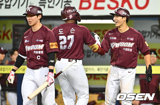 [OSEN=대구, 이석우 기자] 2일 대구 삼성라이온즈파크에서 2024 신한 SOL 뱅크 KBO 리그 삼성 라이온즈와 키움 히어로즈의 경기가 열렸다. 7년 차 우완 김선기를 선발로 내세운 키움 히어로즈와 시즌 첫 맞대결 벌이는 삼성 라이온즈는 ‘푸른피 에이스’ 원태인을 선발로 올렸다.키움 히어로즈 도슨이 4회초 무사 1루 우월 2점 홈런을 치고 이주형과 기쁨을 나누고 있다. 2024.04.02 / foto0307@osen.co.kr