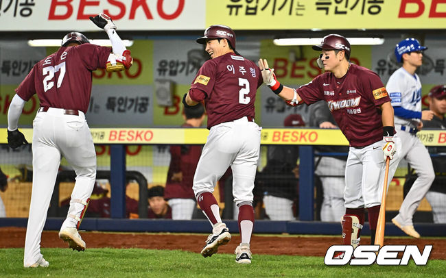 [OSEN=대구, 이석우 기자] 2일 대구 삼성라이온즈파크에서 2024 신한 SOL 뱅크 KBO 리그 삼성 라이온즈와 키움 히어로즈의 경기가 열렸다. 7년 차 우완 김선기를 선발로 내세운 키움 히어로즈와 시즌 첫 맞대결 벌이는 삼성 라이온즈는 ‘푸른피 에이스’ 원태인을 선발로 올렸다.키움 히어로즈 도슨이 4회초 무사 1루 우월 2점 홈런을 치고 이주형과 기쁨을 나누고 있다. 2024.04.02 / foto0307@osen.co.kr