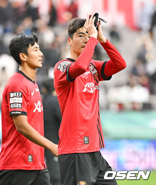 [OSEN=서울월드컵경기장, 박준형 기자] 제시 린가드(32, FC 서울)은 멋졌으나 경기는 지루한 공방전 끝 무승부였다.<br /><br />FC 서울은 10일 오후 4시 서울월드컵경기장에서 열리는 '하나은행 K리그1 2024' 2라운드 인천 유나이티드와 맞대결에서 0-0 무승부를 거뒀다. 개막전서 나란히 광주 FC, 수원 FC에 패배했던 서울과 인천은 다음 라운드에서 시즌 첫 승을 기약하게 된 상태이다.<br /><br />경기종료 후 FC서울 기성용이 팬들에게 인사를 하고 있다. 2024.03.10 / soul1014@osen.co.kr