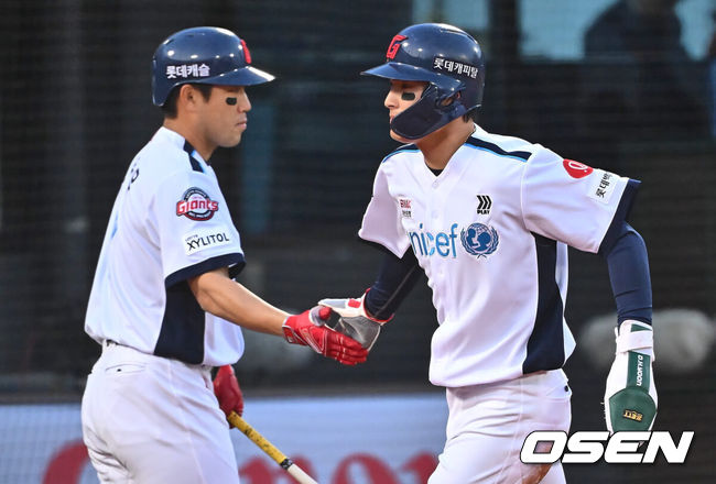 [OSEN=부산, 이석우 기자] 5일 부산 사직구장에서 2024 신한 SOL 뱅크 KBO 리그 롯데 자이언츠와 두산 베어스의 경기가 열렸다. 최근 4연패에 빠진 7위 두산과 전날 한화와의 경기에서 역전패 당한 8위 롯데가 브랜든과 이인복을 선발로 내세워 첫 3연전에 나섰다. 롯데 자이언츠 윤동희가 1회말 무사 2, 3루 레이예스의 1타점 유격수 땅볼 때 득점을 올리고 전준우와 하이파이브를 하고 있다. 2024.04.05 / foto0307@osen.co.kr