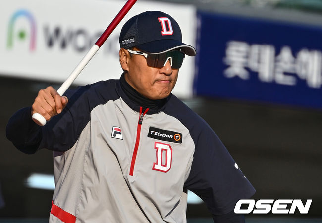 [OSEN=부산, 이석우 기자] 5일 부산 사직구장에서 2024 신한 SOL 뱅크 KBO 리그 롯데 자이언츠와 두산 베어스의 경기가 열렸다. 최근 4연패에 빠진 7위 두산과 전날 한화와의 경기에서 역전패 당한 8위 롯데가 브랜든과 이인복을 선발로 내세워 첫 3연전에 나섰다. 두산 베어스 이승엽 감독이 선수들의 훈련을 지켜보고 있다. 2024.04.05 / foto0307@osen.co.kr