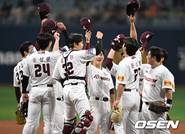 [OSEN=고척, 이대선 기자] 프로야구 키움 히어로즈가 한화 이글스 류현진을 난타하며 5연승을 이어갔다. 키움은 5일 서울 고척스카이돔에서 열린 2024 KBO리그 한화와 경기에서 11-7로 역전승을 거뒀다. 키움은 5회 16명의 타자가 들어서 9안타 10득점 빅이닝을 폭발시켰다. 팀 역대 최다 연속 타자 안타 타이 기록(8타자)을 세웠다.  키움 선발 하영민은 5이닝 동안 6피안타 3볼넷 2탈삼진 4실점으로 2승째를 기록했다. 경기 종료 후 키움 선수들이 승리의 기쁨을 나누고 있다. 2024.04.05 /sunday@osen.co.kr