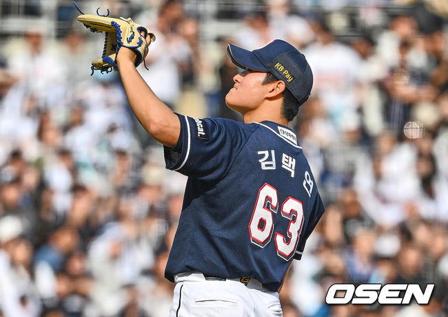 [OSEN=창원, 이석우 기자]두산 베어스 김택연이 7회말 2사 만루 NC 다이노스 김주원에게 밀어내기 볼넷으로 동점을 허용하고 아쉬워하고 있다. 2024.03.23 / foto0307@osen.co.kr