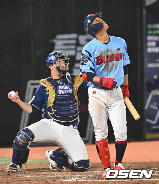 [OSEN=부산, 이석우 기자] 30일 부산 사직구장에서 2024 신한 SOL 뱅크 KBO 리그 롯데 자이언츠와 NC 다이노스의 경기가 열렸다. 롯데 자이언츠 노진혁이 6회말 1사 1루 NC 다이노스 신민혁에게 삼진 아웃당하고 아쉬워하고 있다. 2024.03.30 / foto0307@osen.co.kr