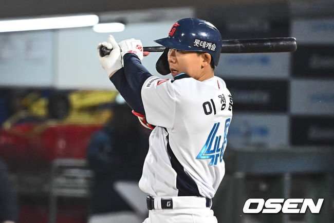 [OSEN=부산, 이석우 기자] 6일 부산 사직구장에서 2024 신한 SOL 뱅크 KBO 리그 롯데 자이언츠와 두산 베어스의 경기가 열렸다. 전날 1점차로 아쉬운 패배를 기록한 롯데는 안경 에이스 박세웅을 선발로 내세워 설욕전을 펼치며 연패를 끊은 두산은 곽빈을 선발로 내세워 연승을 노린다.롯데 자이언츠 이정훈이 7회말 1사 2,3루 중견수 왼쪽에 떨어지는 2타점 적시타를 치고 있다. 2024.04.06 / foto0307@osen.co.kr