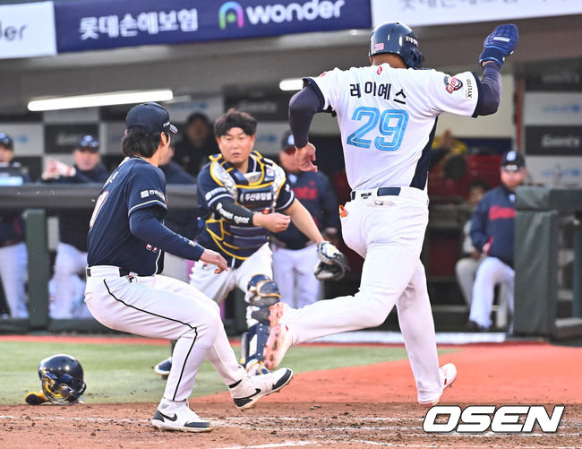 [OSEN=부산, 이석우 기자] 6일 부산 사직구장에서 2024 신한 SOL 뱅크 KBO 리그 롯데 자이언츠와 두산 베어스의 경기가 열렸다. 전날 1점차로 아쉬운 패배를 기록한 롯데는 안경 에이스 박세웅을 선발로 내세워 설욕전을 펼치며 연패를 끊은 두산은 곽빈을 선발로 내세워 연승을 노린다.롯데 자이언츠 레이예스가 5회말 2사 1,3루 두산 베어스 곽빈의 폭투 때 득점을 올리고 있다. 2024.04.06 / foto0307@osen.co.kr