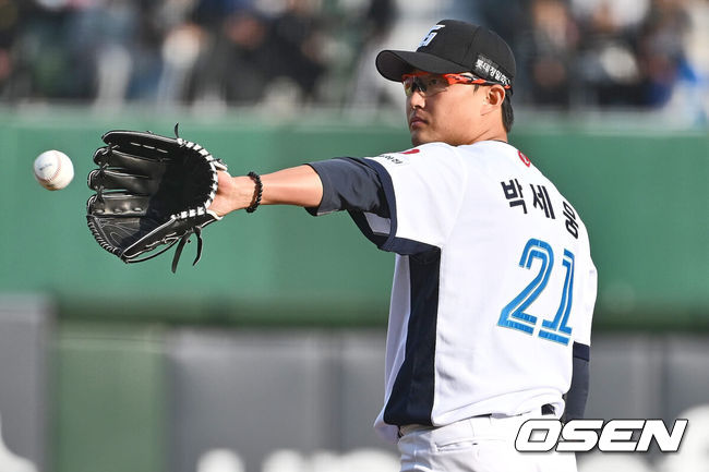 [OSEN=부산, 이석우 기자] 6일 부산 사직구장에서 2024 신한 SOL 뱅크 KBO 리그 롯데 자이언츠와 두산 베어스의 경기가 열렸다. 전날 1점차로 아쉬운 패배를 기록한 롯데는 안경 에이스 박세웅을 선발로 내세워 설욕전을 펼치며 연패를 끊은 두산은 곽빈을 선발로 내세워 연승을 노린다.롯데 자이언츠 선발 투수 박세웅이 공을 받고 있다. 2024.04.06 / foto0307@osen.co.kr