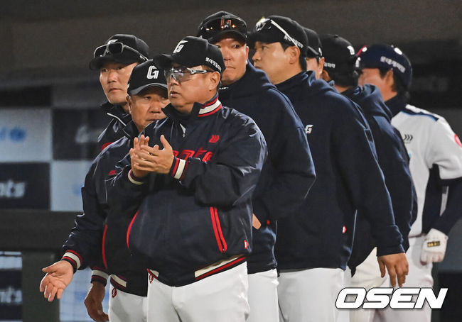 [OSEN=부산, 이석우 기자] 6일 부산 사직구장에서 2024 신한 SOL 뱅크 KBO 리그 롯데 자이언츠와 두산 베어스의 경기가 열렸다. 전날 1점차로 아쉬운 패배를 기록한 롯데는 안경 에이스 박세웅을 선발로 내세워 설욕전을 펼치며 연패를 끊은 두산은 곽빈을 선발로 내세워 연승을 노린다.롯데 자이언츠 김태형 감독이 두산 베어스에 8-1로 승리한 후 선수들에게 박수를 보내고 있다. 2024.04.06 / foto0307@osen.co.kr