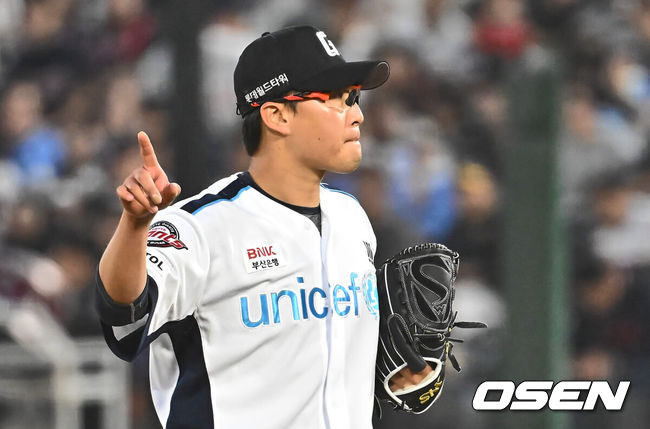 [OSEN=부산, 이석우 기자] 6일 부산 사직구장에서 2024 신한 SOL 뱅크 KBO 리그 롯데 자이언츠와 두산 베어스의 경기가 열렸다. 전날 1점차로 아쉬운 패배를 기록한 롯데는 안경 에이스 박세웅을 선발로 내세워 설욕전을 펼치며 연패를 끊은 두산은 곽빈을 선발로 내세워 연승을 노린다.롯데 자이언츠 선발 투수 박세웅이 7회초 2사 두산 베어스 김인태의 스윙 아니냐며 사인을 보내고 있다. 2024.04.06 / foto0307@osen.co.kr