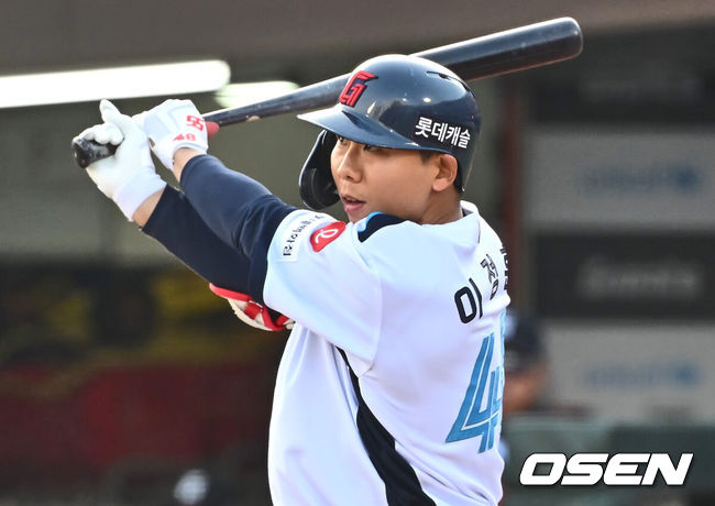 [OSEN=부산, 이석우 기자] 6일 부산 사직구장에서 2024 신한 SOL 뱅크 KBO 리그 롯데 자이언츠와 두산 베어스의 경기가 열렸다. 전날 1점차로 아쉬운 패배를 기록한 롯데는 안경 에이스 박세웅을 선발로 내세워 설욕전을 펼치며 연패를 끊은 두산은 곽빈을 선발로 내세워 연승을 노린다.롯데 자이언츠 이정훈이 3회말 2사 2루 1타점 좌중간 2루타를 치고 있다. 2024.04.06 / foto0307@osen.co.kr