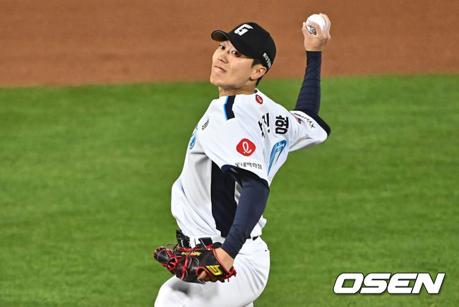 [OSEN=부산, 이석우 기자] 5일 부산 사직구장에서 2024 신한 SOL 뱅크 KBO 리그 롯데 자이언츠와 두산 베어스의 경기가 열렸다. 최근 4연패에 빠진 7위 두산과 전날 한화와의 경기에서 역전패 당한 8위 롯데가 브랜든과 이인복을 선발로 내세워 첫 3연전에 나섰다. 롯데 자이언츠 박진형이 역투하고 있다. 2024.04.05 / foto0307@osen.co.kr