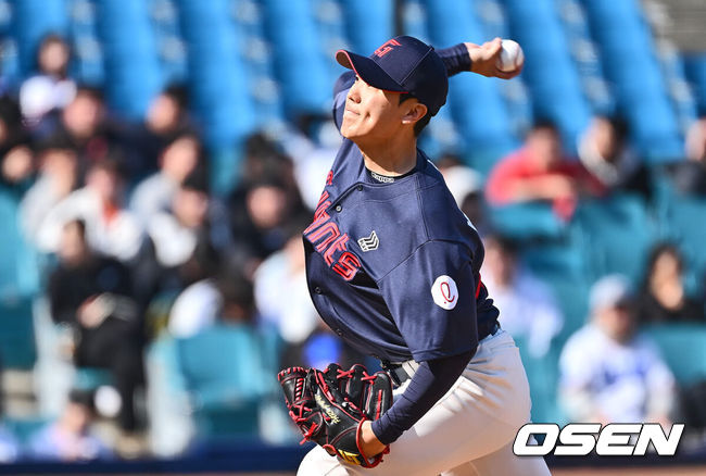 [OSEN=대구, 이석우 기자] 15일 대구 삼성라이온즈파크에서 2024 신한 SOL 뱅크 KBO 리그 삼성 라이온즈와 롯데 자이언츠의 시범경기가 열렸다. 롯데 자이언츠 박진형이 역투하고 있다. 2024.03.15 / foto0307@osen.co.kr