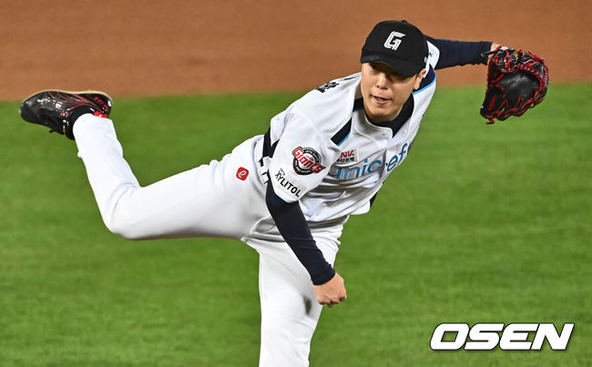 [OSEN=부산, 이석우 기자] 5일 부산 사직구장에서 2024 신한 SOL 뱅크 KBO 리그 롯데 자이언츠와 두산 베어스의 경기가 열렸다. 최근 4연패에 빠진 7위 두산과 전날 한화와의 경기에서 역전패 당한 8위 롯데가 브랜든과 이인복을 선발로 내세워 첫 3연전에 나섰다. 롯데 자이언츠 박진형이 역투하고 있다. 2024.04.05 / foto0307@osen.co.kr