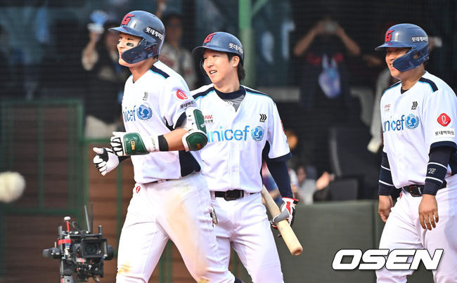 [OSEN=부산, 이석우 기자] 7일 부산 사직구장에서 2024 신한 SOL 뱅크 KBO 리그 롯데 자이언츠와 두산 베어스의 경기가 열렸다. 롯데와 두산의 시즌 첫 3연전 승부는 1-1로 위닝 시리즈를 위한 마지막 승부가 펼쳐졌다.롯데 자이언츠 윤동희가 7회말 1사 만루 좌월 역전 만루 홈런을 치고 하이파이브를 하고 있다. 2024.04.07 / foto0307@osen.co.kr