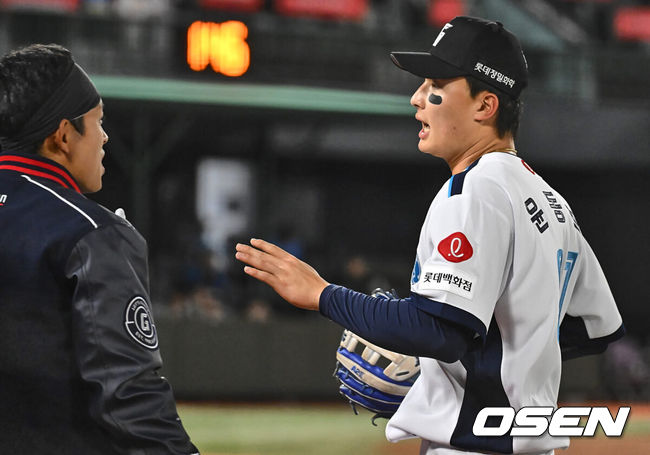 [OSEN=부산, 이석우 기자] 5일 부산 사직구장에서 2024 신한 SOL 뱅크 KBO 리그 롯데 자이언츠와 두산 베어스의 경기가 열렸다. 최근 4연패에 빠진 7위 두산과 전날 한화와의 경기에서 역전패 당한 8위 롯데가 브랜든과 이인복을 선발로 내세워 첫 3연전에 나섰다. 4회초 무사 1,3루 두산 베어스 장승현의 중견수 희생타 때 빨랫줄 같은 송구로 3루주자 강승호의 홈 쇄도를 저지한 롯데 자이언츠 윤동희가 이닝 교체때 하이파이브를 하고 있다. 2024.04.05 / foto0307@osen.co.kr