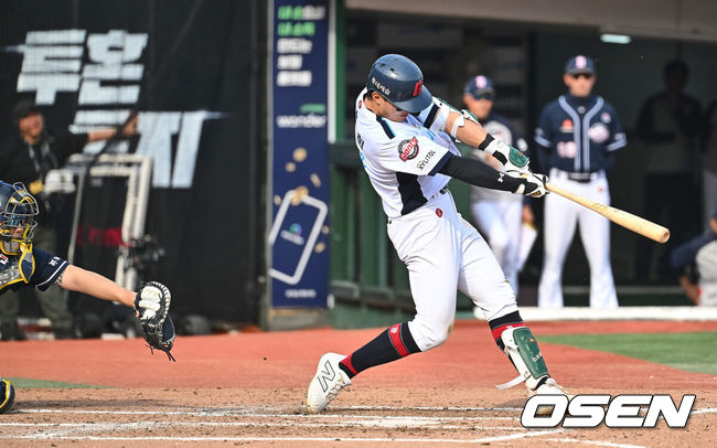 [OSEN=부산, 이석우 기자] 7일 부산 사직구장에서 2024 신한 SOL 뱅크 KBO 리그 롯데 자이언츠와 두산 베어스의 경기가 열렸다. 롯데와 두산의 시즌 첫 3연전 승부는 1-1로 위닝 시리즈를 위한 마지막 승부가 펼쳐졌다.롯데 자이언츠 윤동희가 7회말 1사 만루 좌월 역전 만루 홈런을 치고 있다. 2024.04.07 / foto0307@osen.co.kr