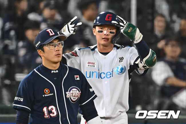 [OSEN=부산, 이석우 기자] 5일 부산 사직구장에서 2024 신한 SOL 뱅크 KBO 리그 롯데 자이언츠와 두산 베어스의 경기가 열렸다. 최근 4연패에 빠진 7위 두산과 전날 한화와의 경기에서 역전패 당한 8위 롯데가 브랜든과 이인복을 선발로 내세워 첫 3연전에 나섰다. 롯데 자이언츠 윤동희가 5회말 2사 우중간 가르는 3루타를 치고 세리머니를 하고 있다. 2024.04.05 / foto0307@osen.co.kr