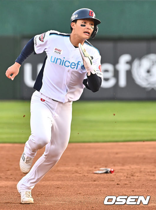 [OSEN=부산, 이석우 기자] 6일 부산 사직구장에서 2024 신한 SOL 뱅크 KBO 리그 롯데 자이언츠와 두산 베어스의 경기가 열렸다. 전날 1점차로 아쉬운 패배를 기록한 롯데는 안경 에이스 박세웅을 선발로 내세워 설욕전을 펼치며 연패를 끊은 두산은 곽빈을 선발로 내세워 연승을 노린다.롯데 자이언츠 윤동희가 3회말 2사 1루 좌익수 왼쪽에 떨어지는 2루타 때 3루로 내달리고 있다. 2024.04.06 / foto0307@osen.co.kr