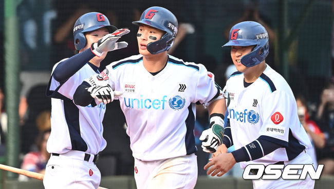 [OSEN=부산, 이석우 기자] 7일 부산 사직구장에서 2024 신한 SOL 뱅크 KBO 리그 롯데 자이언츠와 두산 베어스의 경기가 열렸다. 롯데와 두산의 시즌 첫 3연전 승부는 1-1로 위닝 시리즈를 위한 마지막 승부가 펼쳐졌다.롯데 자이언츠 윤동희가 7회말 1사 만루 좌월 역전 만루 홈런을 치고 하이파이브를 하고 있다. 2024.04.07 / foto0307@osen.co.kr