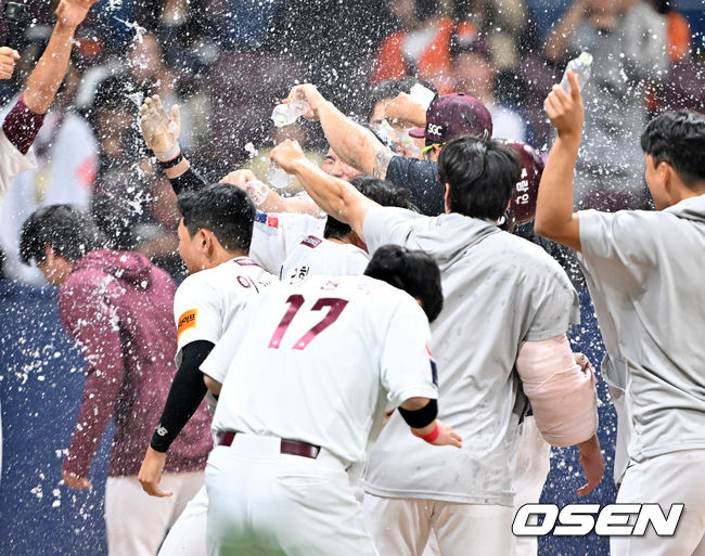 [OSEN=고척, 민경훈 기자] 7일 서울 고척스카이돔에서 ‘2024 신한 SOL BANK KBO리그’ 키움 히어로즈와 한화 이글스의 경기가 진행됐다. 연장 11회말 키움 선두타자로 나온 김혜성이 우월 끝내기 홈런을 때린 후 끝내기 물세례를 받고 있다. 2024.04.07 / rumi@osen.co.kr