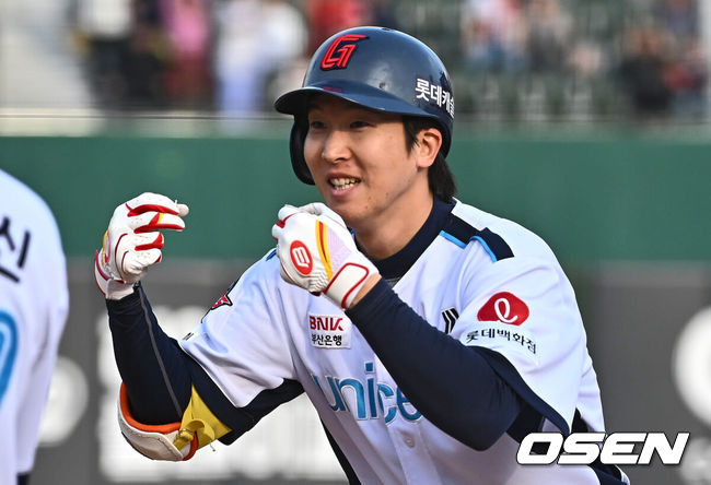 [OSEN=부산, 이석우 기자] 7일 부산 사직구장에서 2024 신한 SOL 뱅크 KBO 리그 롯데 자이언츠와 두산 베어스의 경기가 열렸다. 롯데와 두산의 시즌 첫 3연전 승부는 1-1로 위닝 시리즈를 위한 마지막 승부가 펼쳐졌다.롯데 자이언츠 최항이 8회말 2사 3루 동점 1타점 적시타를 치고 세리머니를 하고 있다. 2024.04.07 / foto0307@osen.co.kr