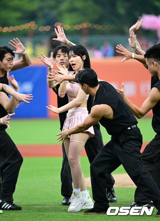 [OSEN=타이베이(대만), 최규한 기자] 6일 오후(한국시간) 대만 타이베이 톈무 베이스볼 스타디움에서 ‘2024 대만 프로야구’ 웨이취안 드래곤스와 퉁이 라이온스의 경기가 열렸다.웨이취안 치어리더 이다혜가 경기 전 공연을 펼치고 있다. 2024.04.06 / dreamer@osen.co.kr