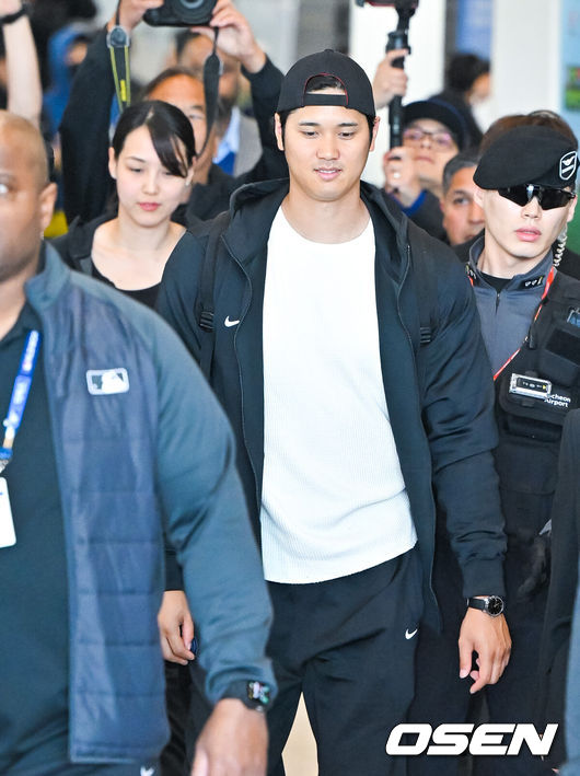 [OSEN=인천공항, 박준형 기자] 다저스 오타니 쇼헤이가 아내 다나카 마미코와 함께 입국장을 나서고 있다.  2024.03.15 / soul1014@osen.co.kr