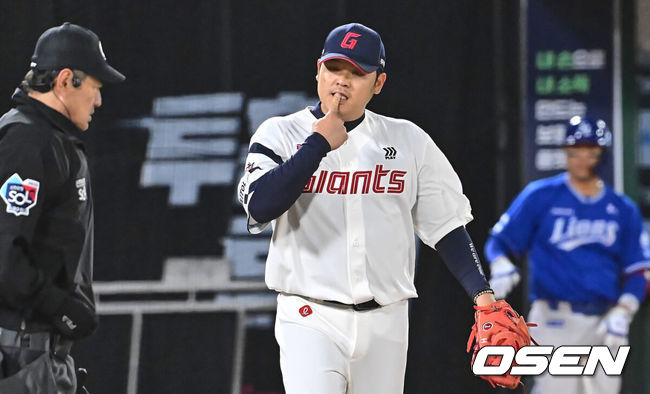 [OSEN=부산, 이석우 기자] 9일 부산 사직구장에서 2024 신한 SOL 뱅크 KBO 리그 롯데 자이언츠와 삼성 라이온즈의 경기가 열렸다. 공동 8위인 롯데와 삼성이 위닝 시리즈를 선점하기 위해 3연전 첫 선발로 각각 나균안과 원태인을 내세웠다.롯데 자이언츠 한현희가 9회초 1사 1,2루 삼성 라이온즈 김재혁에게 1타점 우익수 앞 안타를 맞고 아쉬워하고 있다. 2024.04.09 / foto0307@osen.co.kr