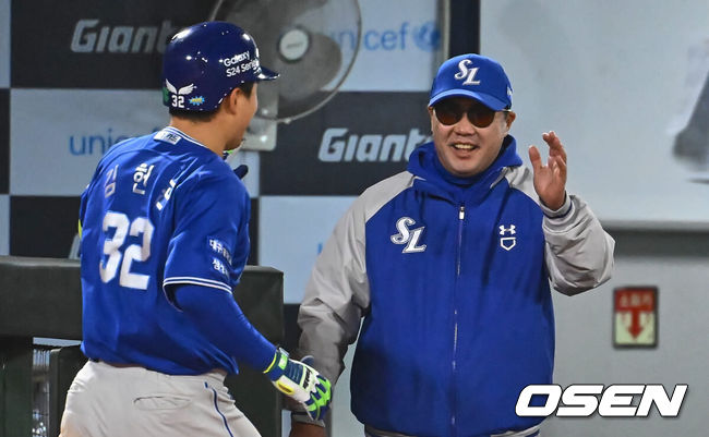 [OSEN=부산, 이석우 기자] 9일 부산 사직구장에서 2024 신한 SOL 뱅크 KBO 리그 롯데 자이언츠와 삼성 라이온즈의 경기가 열렸다. 공동 8위인 롯데와 삼성이 위닝 시리즈를 선점하기 위해 3연전 첫 선발로 각각 나균안과 원태인을 내세웠다.삼성 라이온즈 김헌곤이 6회초 2사 3루 좌월 2점 홈런을 치고 박진만 감독과 함께 기뻐하고 있다. 2024.04.09 / foto0307@osen.co.kr